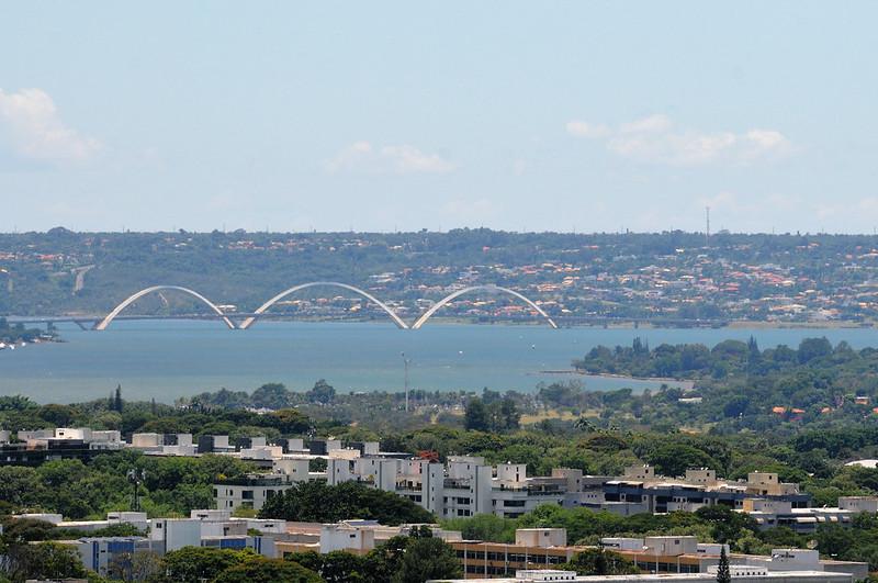 Capa da notícia: Governador Ibaneis Rocha anuncia construção de duas novas pontes no Lago Sul